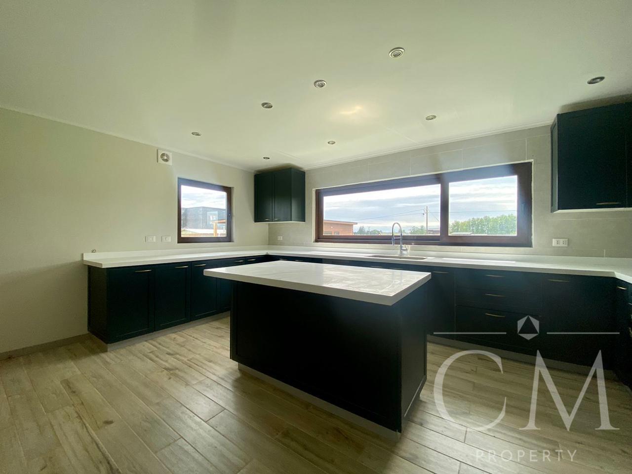 Amplia casa en venta en condominio consolidado de Las Quemas, Osorno  Piscina, quincho, calefacción central y excelente entorno residencial